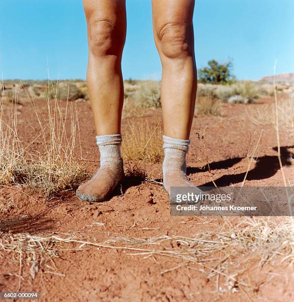 man in dirty socks in desert - chaussettes sales photos et images de collection