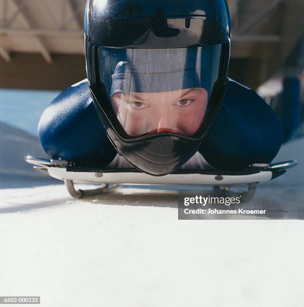 man in crash helmet on luge - aerodinámico fotografías e imágenes de stock