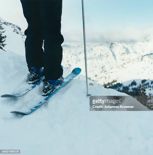 skier standing on the edge - ski pants stockfoto's en -beelden