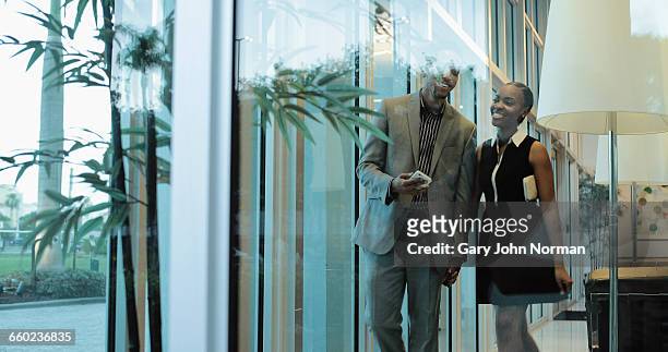 african american couple waiting for taxi - west palm beach stock pictures, royalty-free photos & images