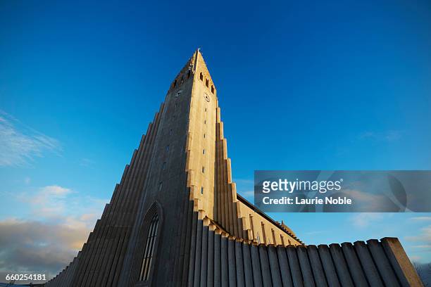 hallgrimskirkja church, reykjavik, iceland - reykjavik hallgrimskirkja stock pictures, royalty-free photos & images