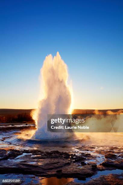 strokkur geysir erupting, haukadalur - geyser ストックフォトと画像