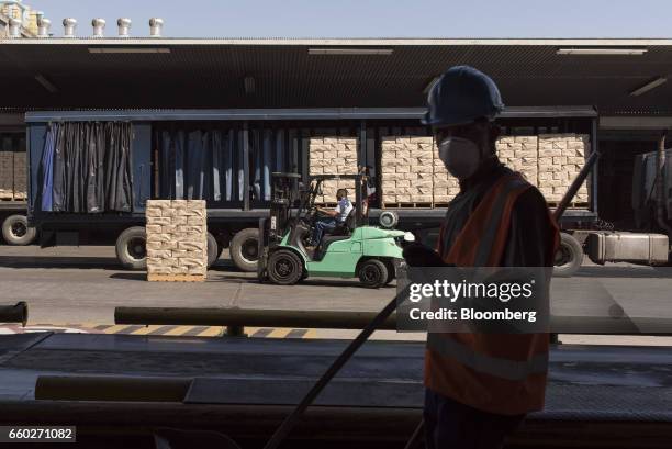 Contractor Loading 336 Contractor Loading Truck Stock Photos, High-Res Pictures, and ...