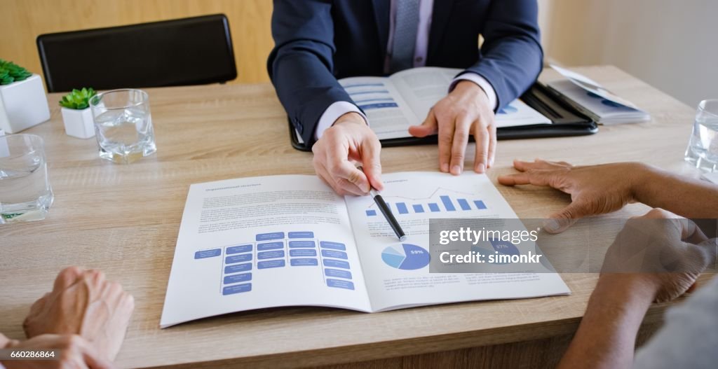 Banquier, discutant avec couple