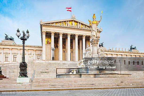 austrian parliament building - vienne photos et images de collection