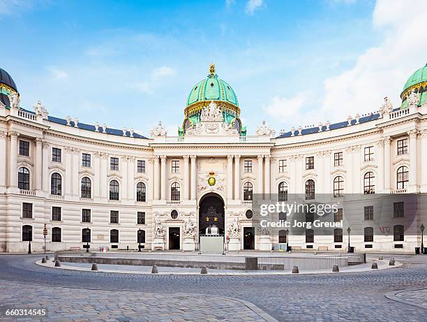 hofburg palace at sunrise - vienne photos et images de collection