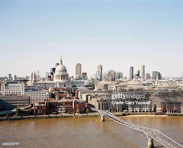 city of london skyline and st paul's - cathédrale saint paul londres photos et images de collection