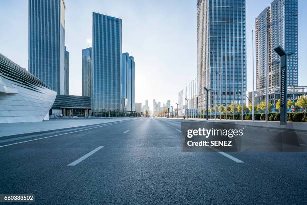 city road - voie urbaine photos et images de collection
