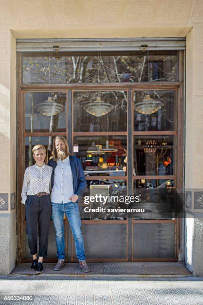 porträtt av möbel butiksägare - business mature couple portrait bildbanksfoton och bilder