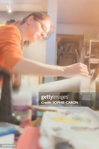 une femme et obra del hijo. - tenir fotografías e imágenes de stock