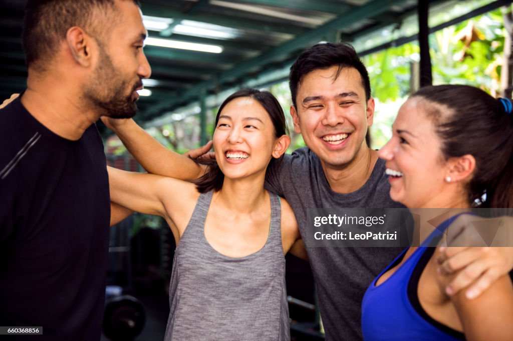 Sport di squadra in palestra fitness - dopo il relax dell'allenamento