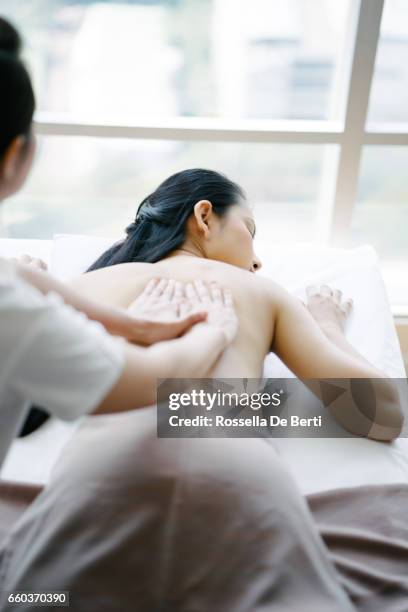 高級按摩師為年輕女性做油按摩 - thai massage 個照片及圖片檔