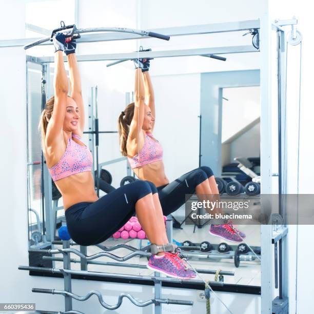mujer haciendo ejercicio en el gimnasio - abs miss fotografías e imágenes de stock