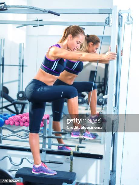 mujer haciendo ejercicio en el gimnasio - abs miss fotografías e imágenes de stock