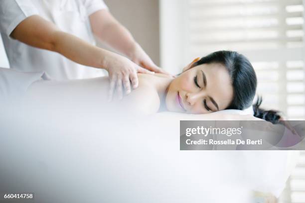 享受油按摩的年輕女子 - thai massage 個照片及圖片檔