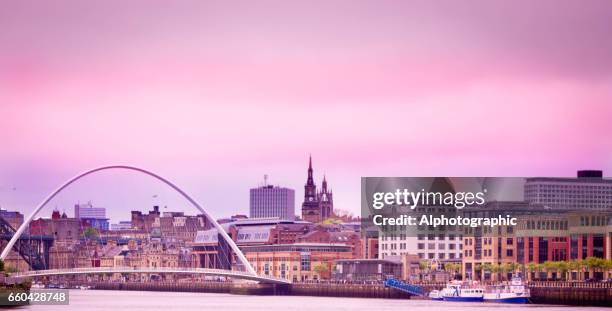 newcastle-upon-tyne skyline in der abenddämmerung - durham england stock-fotos und bilder