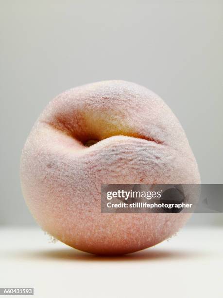 frozen peach with frost - de color melocotón fotografías e imágenes de stock