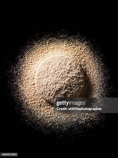 powder foundation on sponge - gesichtspuder stock-fotos und bilder