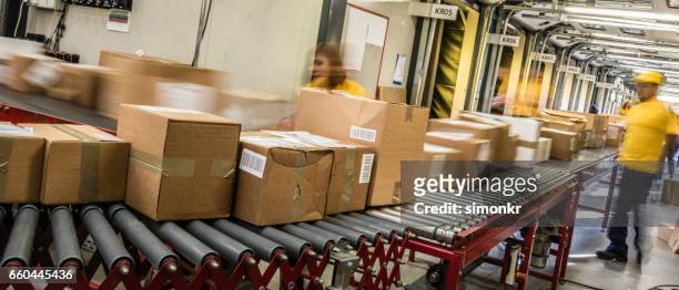 boxes on conveyer belt - boxes conveyor belt stock pictures, royalty-free photos & images