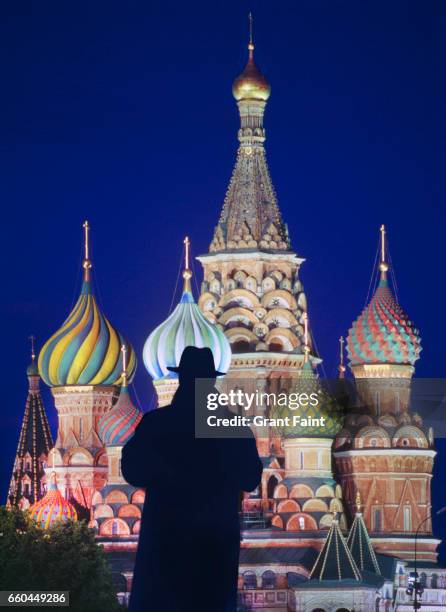 man standing before cathedral. - surveillance stockfoto's en -beelden