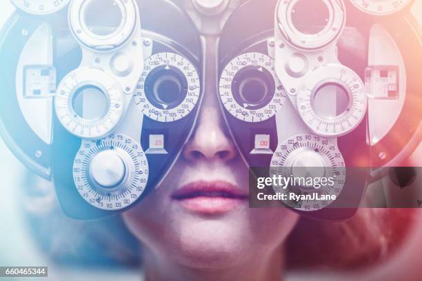vrouwen ontvangen oogonderzoek - eye exam stockfoto's en -beelden