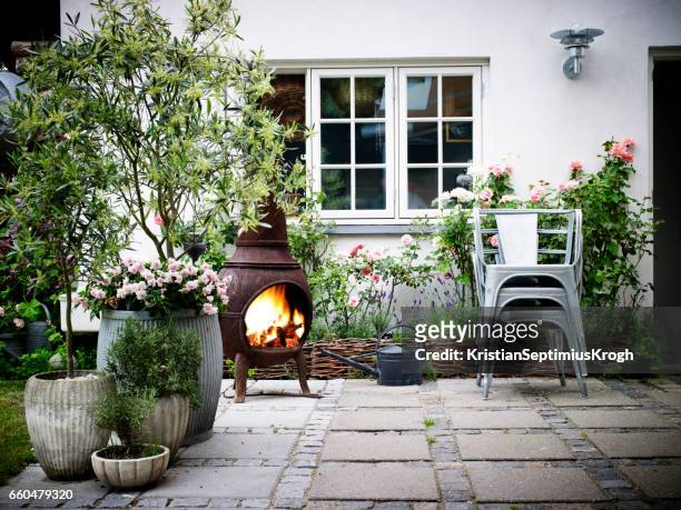 tuin terras - garden patio stockfoto's en -beelden