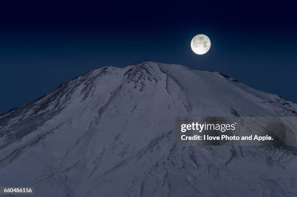 fuji and moon - 静岡県 stock-fotos und bilder