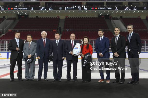 Packaging Chairman Mr. Zhou Yunjie , director of Sports Bereau of Haidian District Li Jingqi Canada's ambassador to China John McCallum , deputy...