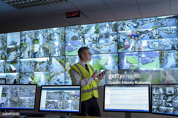 Guard Using Tablet 4,603 Security Guard Uk Stock Photos, High-Res Pictures, and Images ...