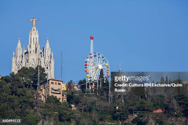 temple del sagrat cor church and ferris wheel, barcelona, catalonia, spain - sagrat cor stock-fotos und bilder