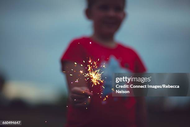 girl holding lit sparkler - cultura americana 個照片及圖片檔