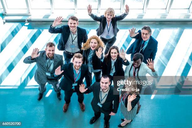 portret van zwaaien van mensen uit het bedrijfsleven - waving stockfoto's en -beelden