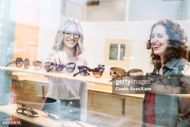 donna che fa shopping per gli occhiali - optometria foto e immagini stock