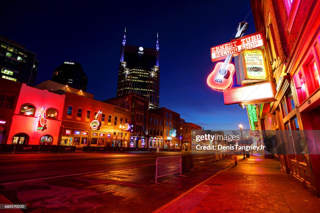 Broadway, no centro de Nashville, Tennessee