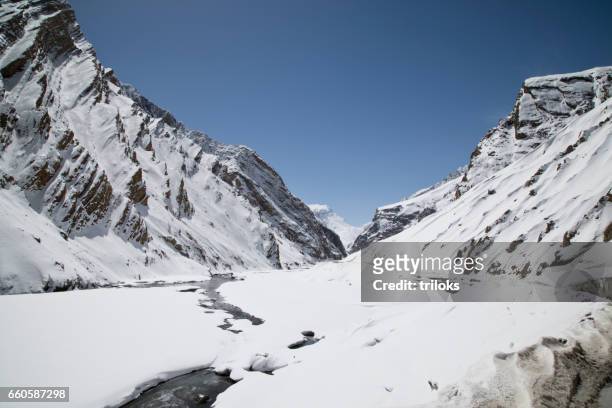 snowcapped himalayan mountain - himalayas india stock pictures, royalty-free photos & images
