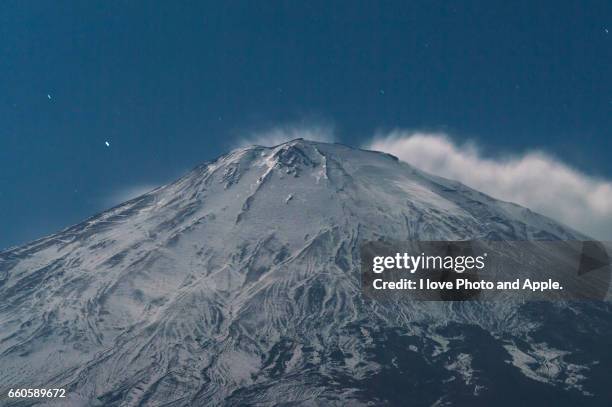 fuji lit by the moon - 静岡県 stockfoto's en -beelden