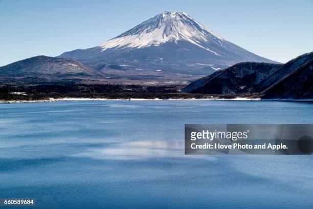 fuji view from lake motosu - 一月 stock pictures, royalty-free photos & images