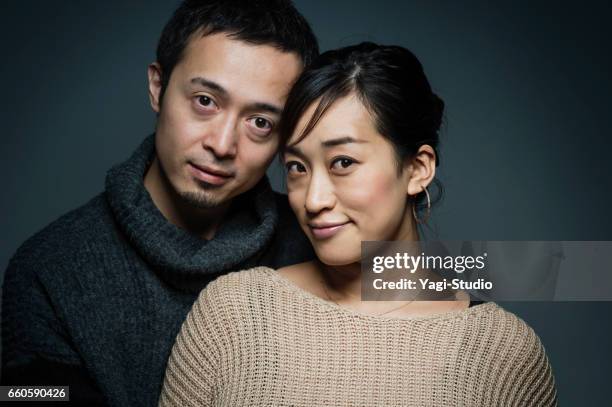 portret van aziatische zwangere vrouw en man - ouder-volwassenen-koppel stockfoto's en -beelden