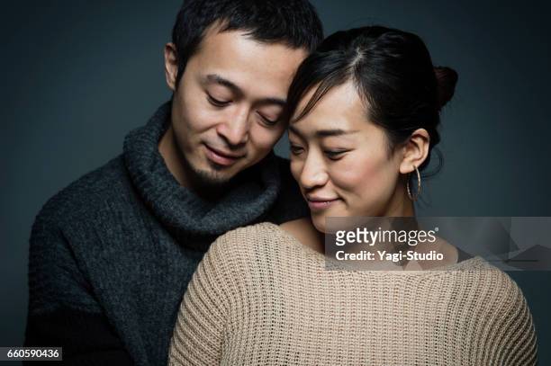 ritratto di donna e marito asiatici gravidi - the japanese wife foto e immagini stock