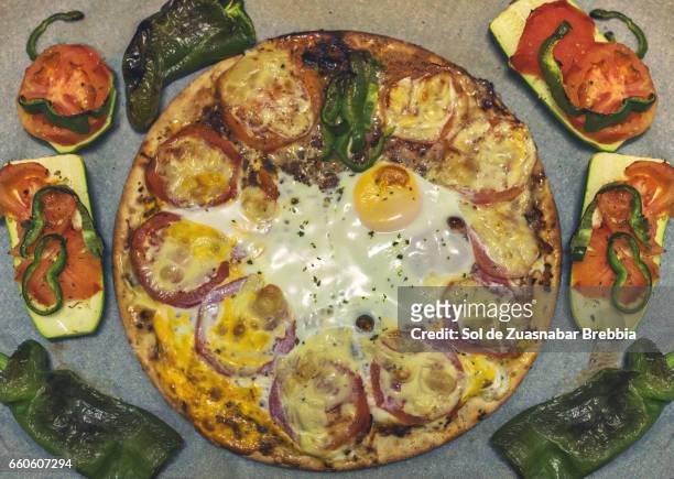 vegetable pizza with eggs, with vegetables around, freshly baked - comidas y bebidas 個照片及圖片檔