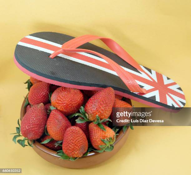 strawberries are afraid of brexit - londres inglaterra photos et images de collection