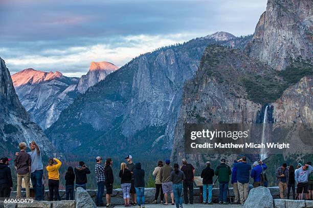 views over the yosemite valley floor at sunset. - yosemite valley 個照片及圖片檔