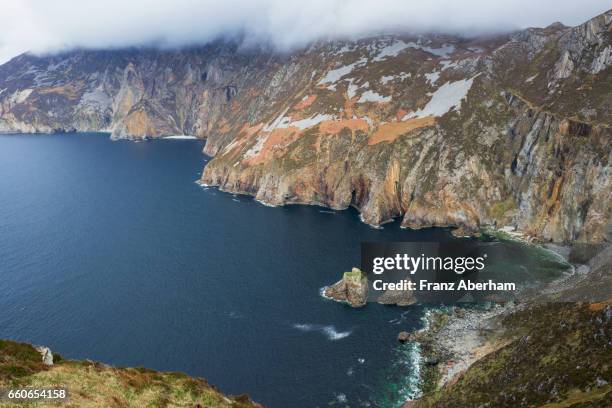 cliffs and bay of slieve league, west coast, ireland - slieve league donegal stock pictures, royalty-free photos & images