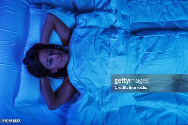 年輕女子在床上與失眠 - insomnia 個照片及圖片檔