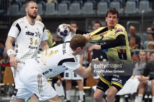 Andy Schmid of Rhein-Neckar Loewen is challenged by Steffen Weinhold of Kiel during the EHF Champions League Quarter Final Leg 2 match between Rhein...