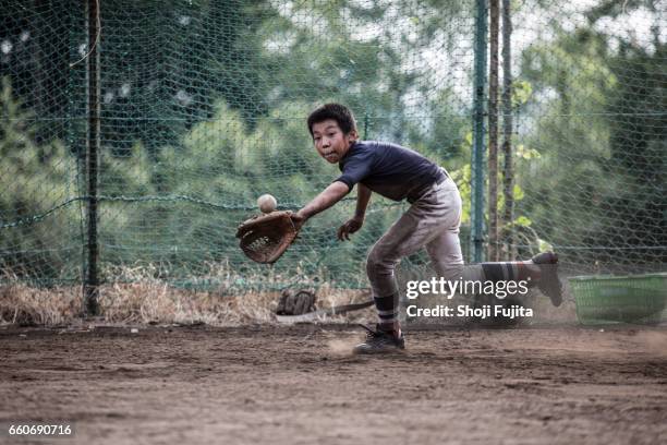 youth baseball players,defensive practice - 野球場　日本 ストックフォトと画像