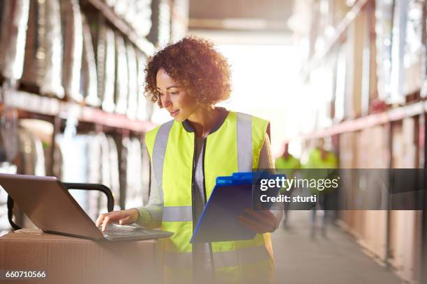 magazzino stock check - distribution warehouse foto e immagini stock