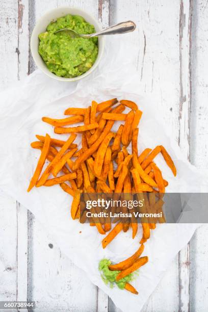 sweet potato french fries with avocado sauce - sweet potato stock-fotos und bilder