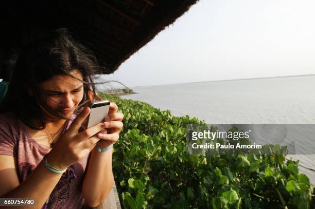 a youg girl enjoying at amazon in brazil - amazon jungle girl stockfoto's en -beelden