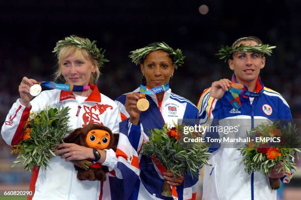 Russia's Tatyana Tomashova , Great Britain's Kelly Holmes and Romania's Maria Cioncan show off their medals